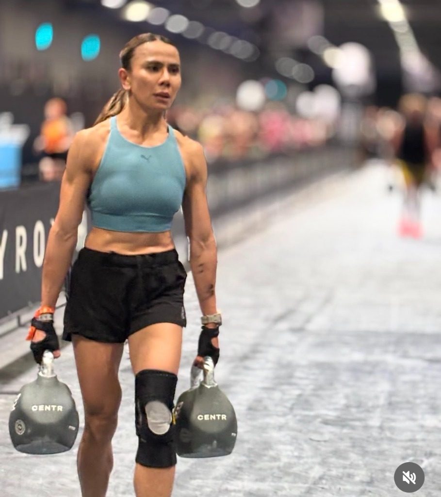 Dina on the farmers carry at Hyrox