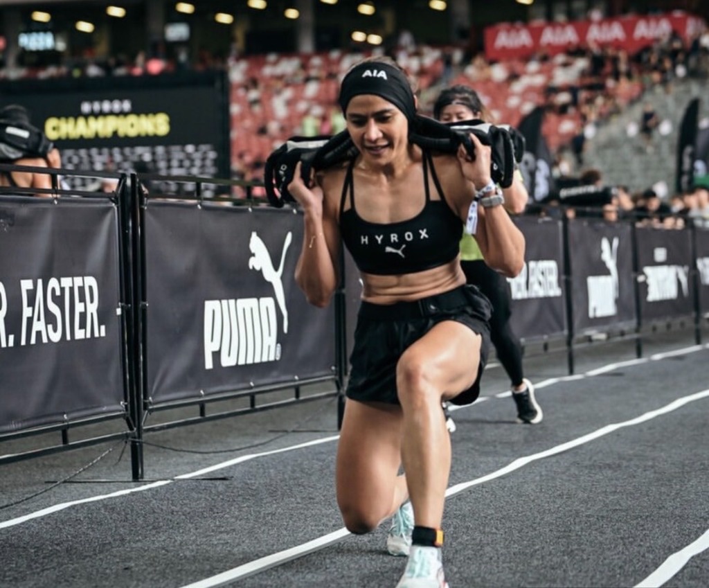 Dina mid sandbag lunge in black kit